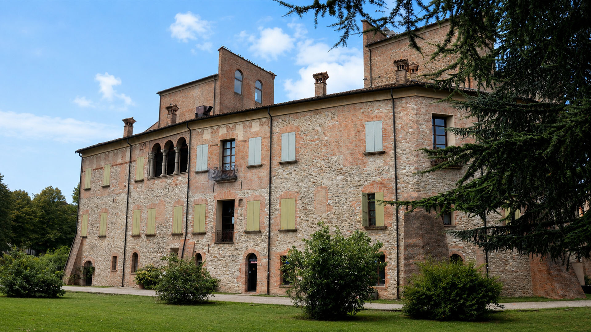 Piazza del Castello di Arceto